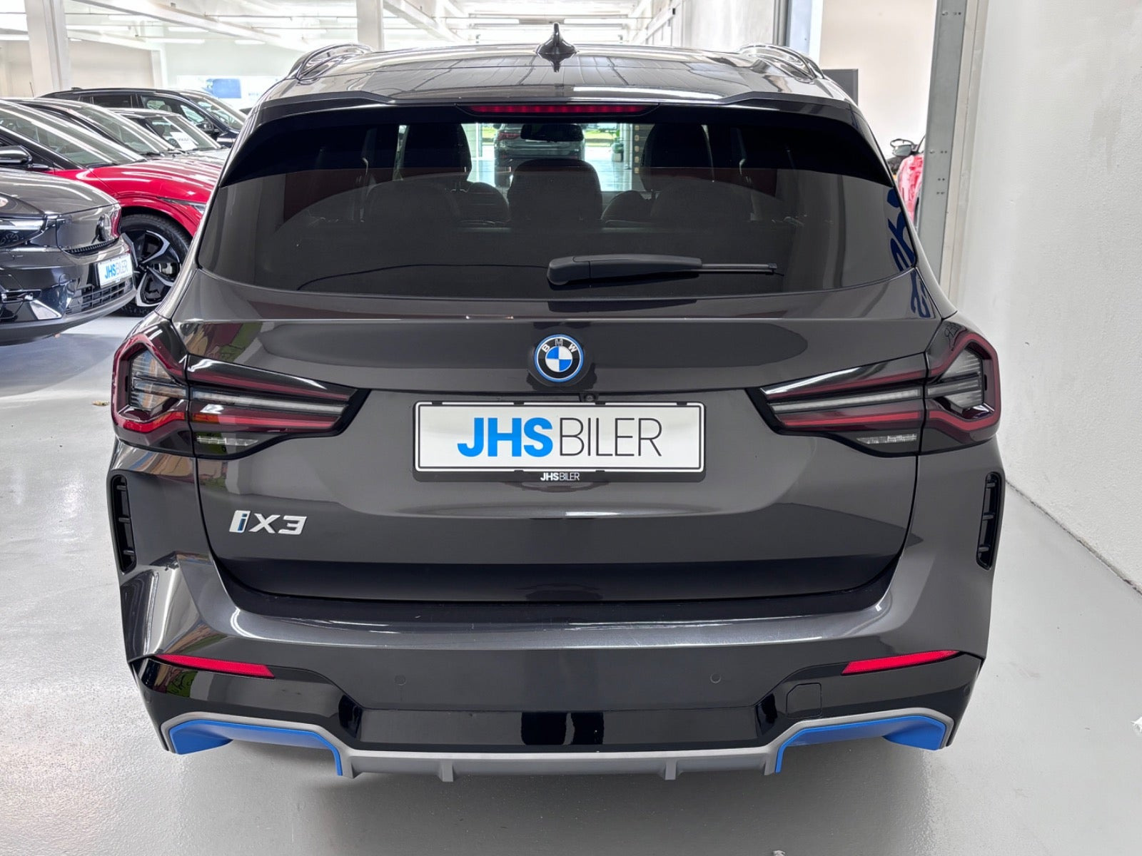 Grå BMW iX3 fra 2023