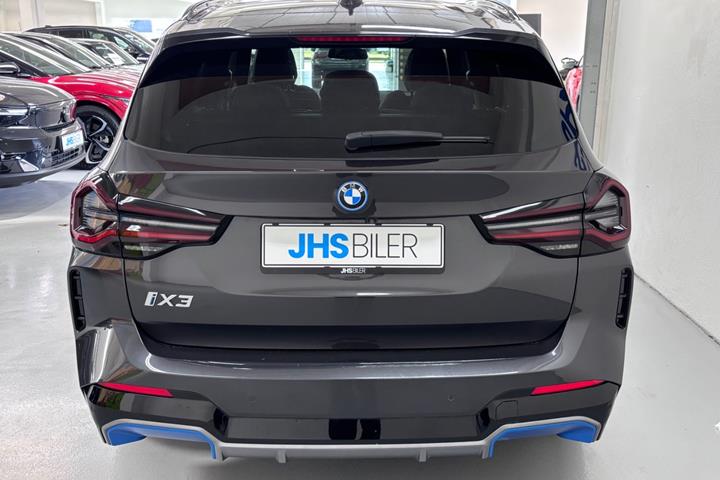 Grå BMW iX3 fra 2023