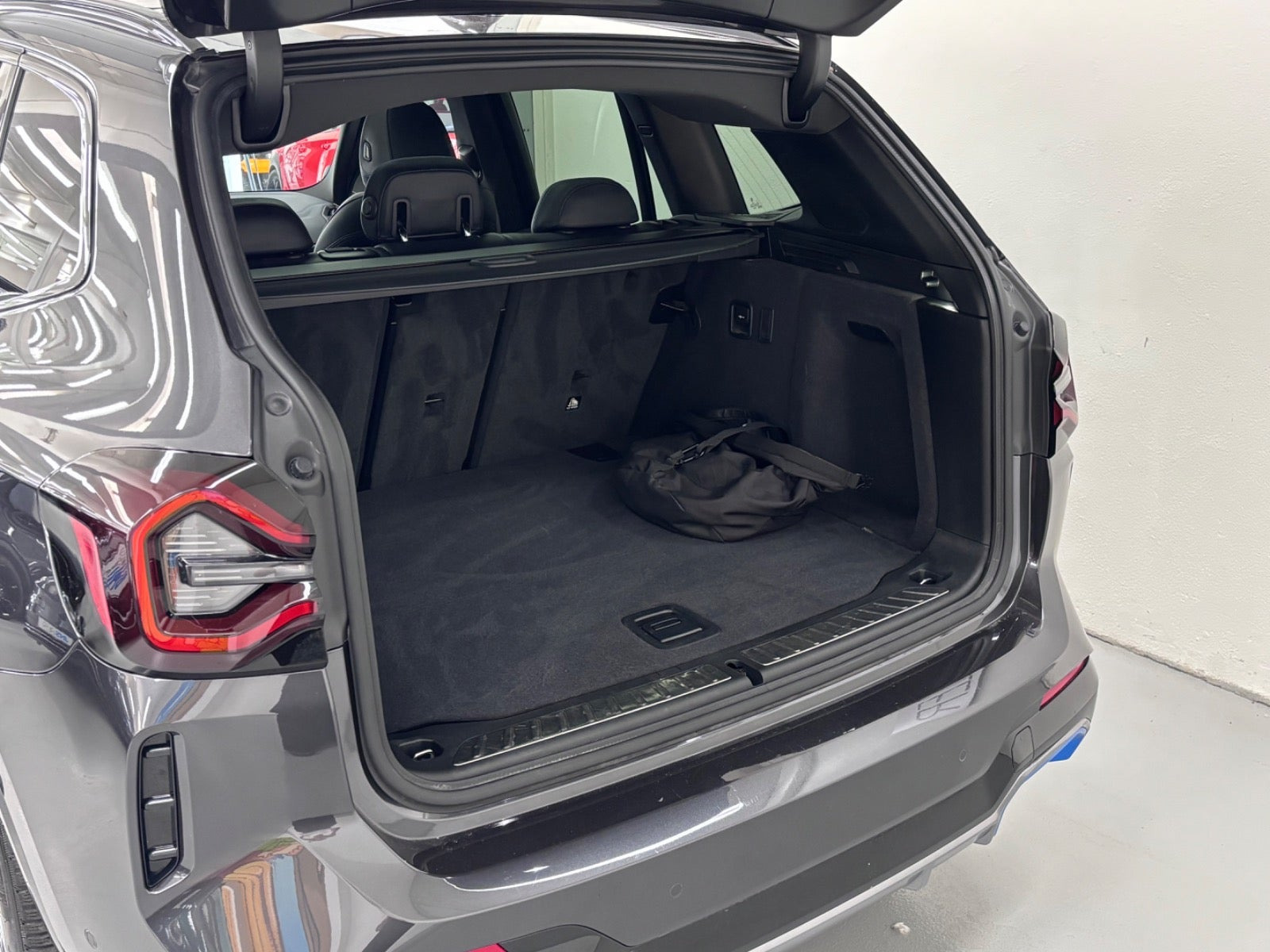 Grå BMW iX3 fra 2023
