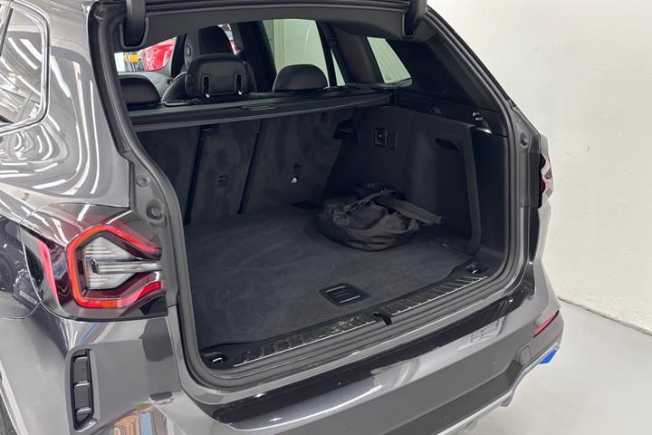 Grå BMW iX3 fra 2023