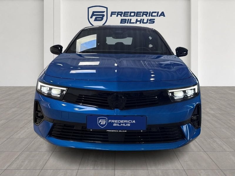 Blå Opel Astra-e fra 2023