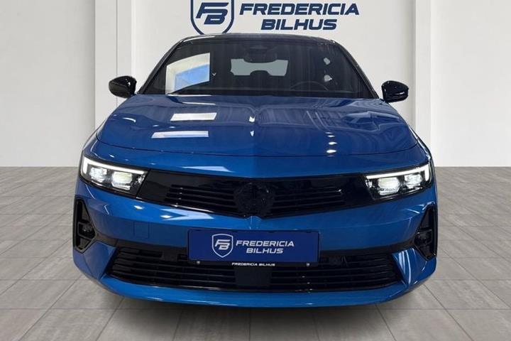 Blå Opel Astra-e fra 2023