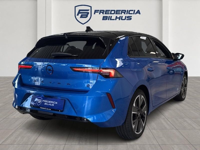 Blå Opel Astra-e fra 2023