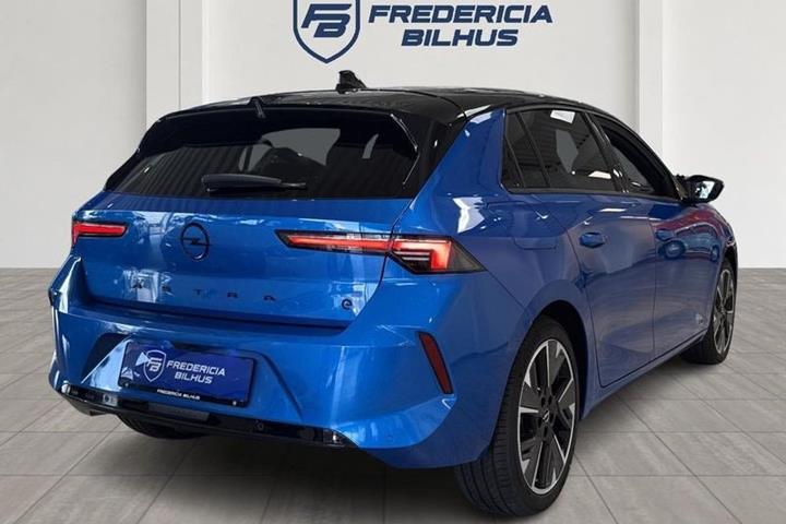 Blå Opel Astra-e fra 2023