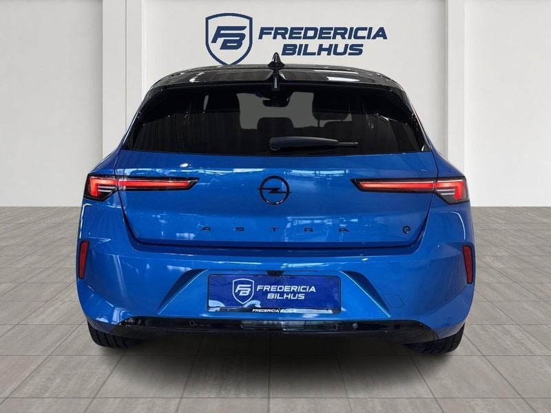 Blå Opel Astra-e fra 2023