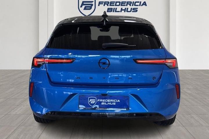 Blå Opel Astra-e fra 2023