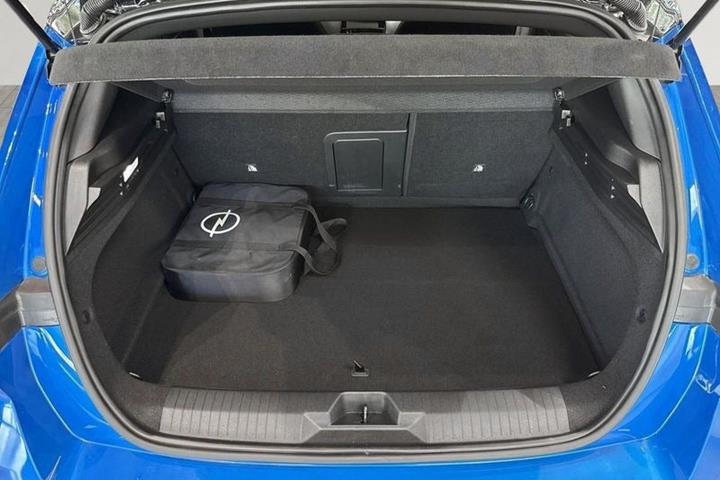 Blå Opel Astra-e fra 2023