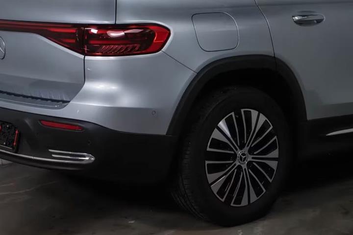 Grå Mercedes EQB250+ fra 2024