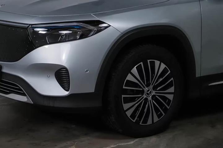 Grå Mercedes EQB250+ fra 2024