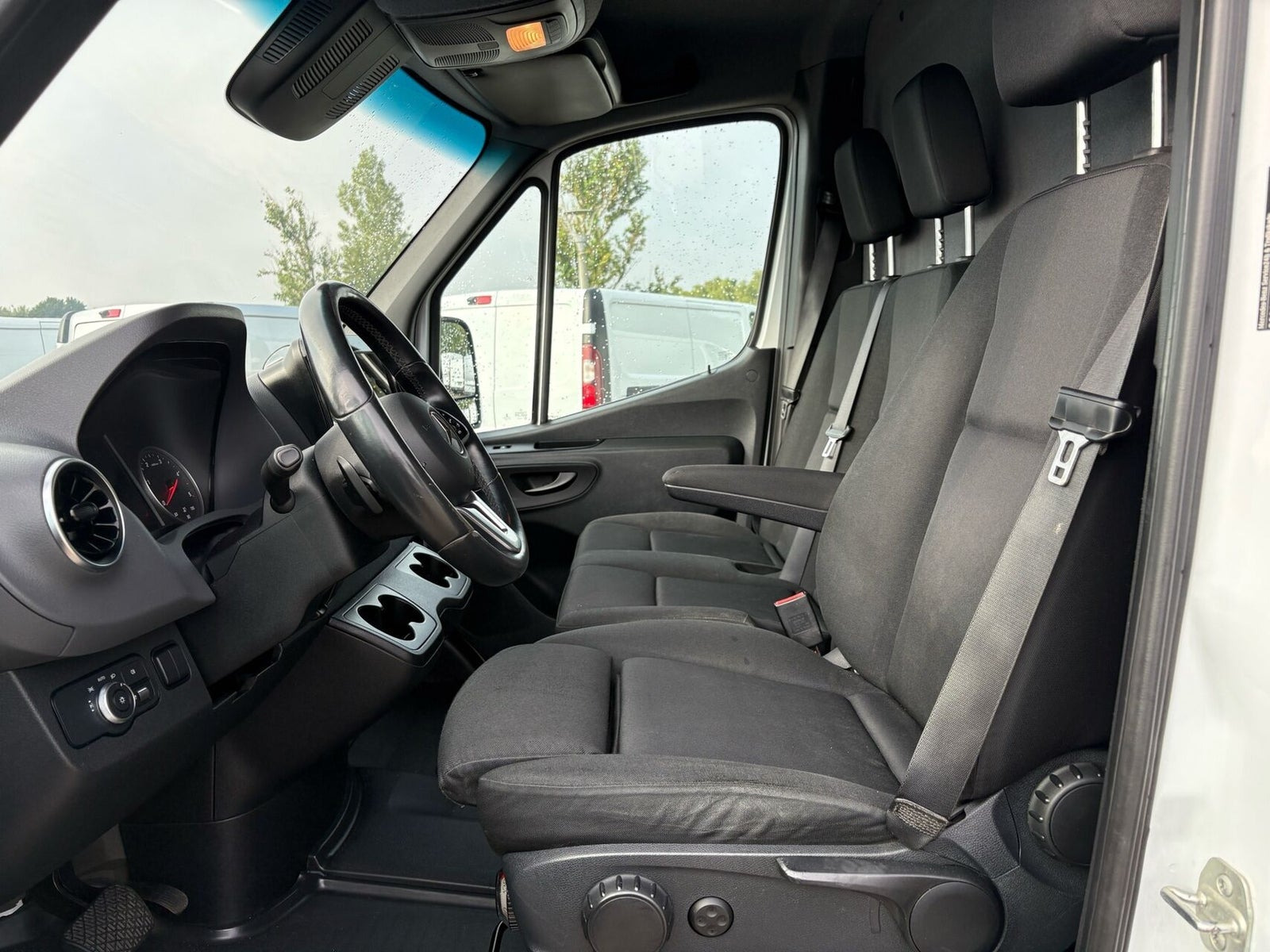 Hvid Mercedes Sprinter 319 fra 2020