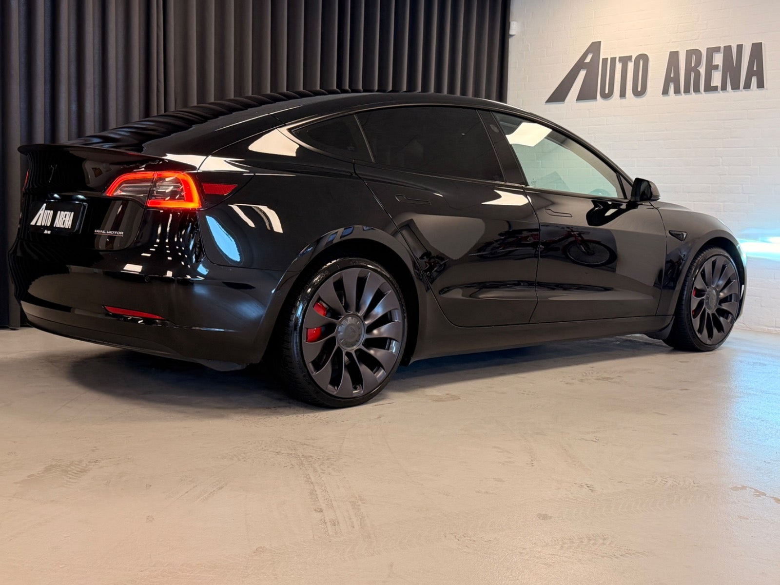 Sort Tesla Model 3 fra 2021