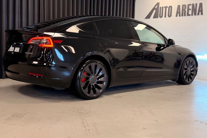 Sort Tesla Model 3 fra 2021