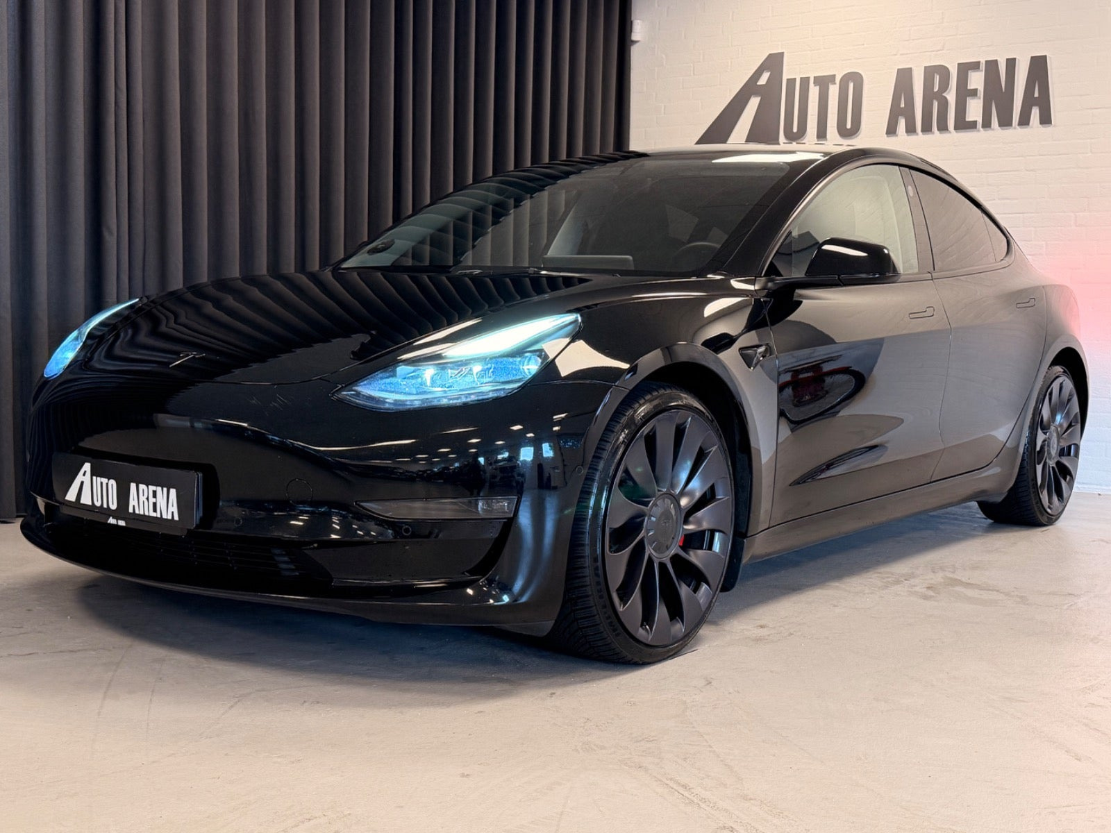 Sort Tesla Model 3 fra 2021