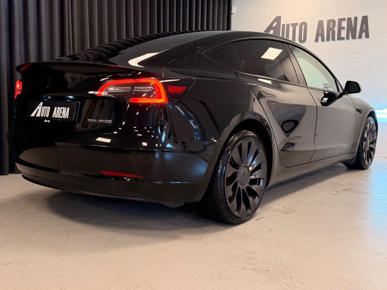 Sort Tesla Model 3 fra 2021