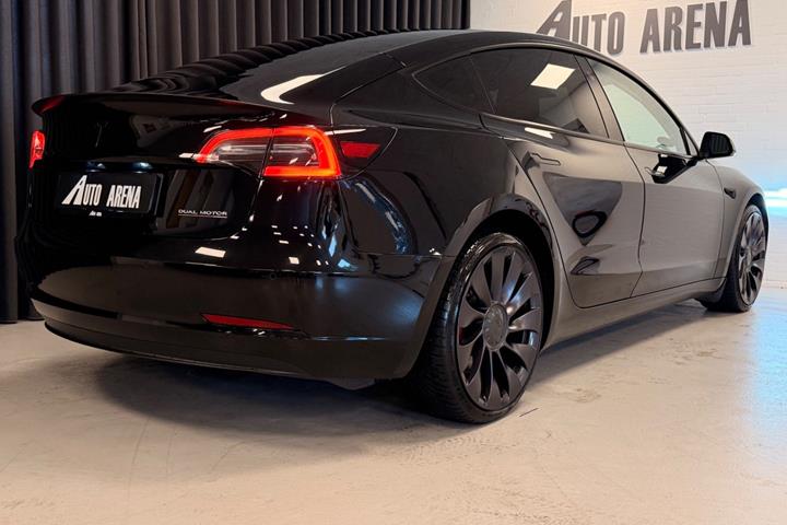 Sort Tesla Model 3 fra 2021