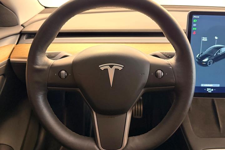 Sort Tesla Model 3 fra 2021