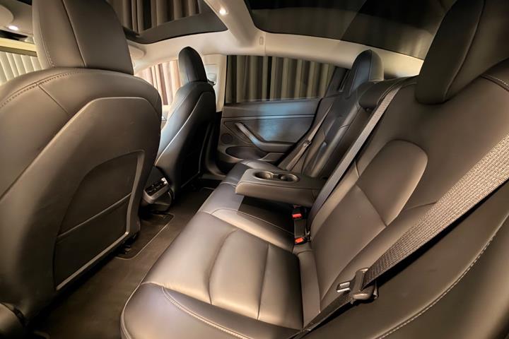 Sort Tesla Model 3 fra 2021