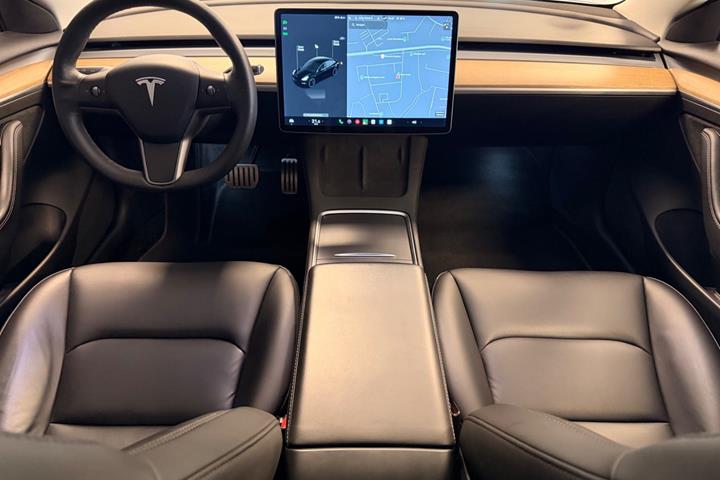 Sort Tesla Model 3 fra 2021