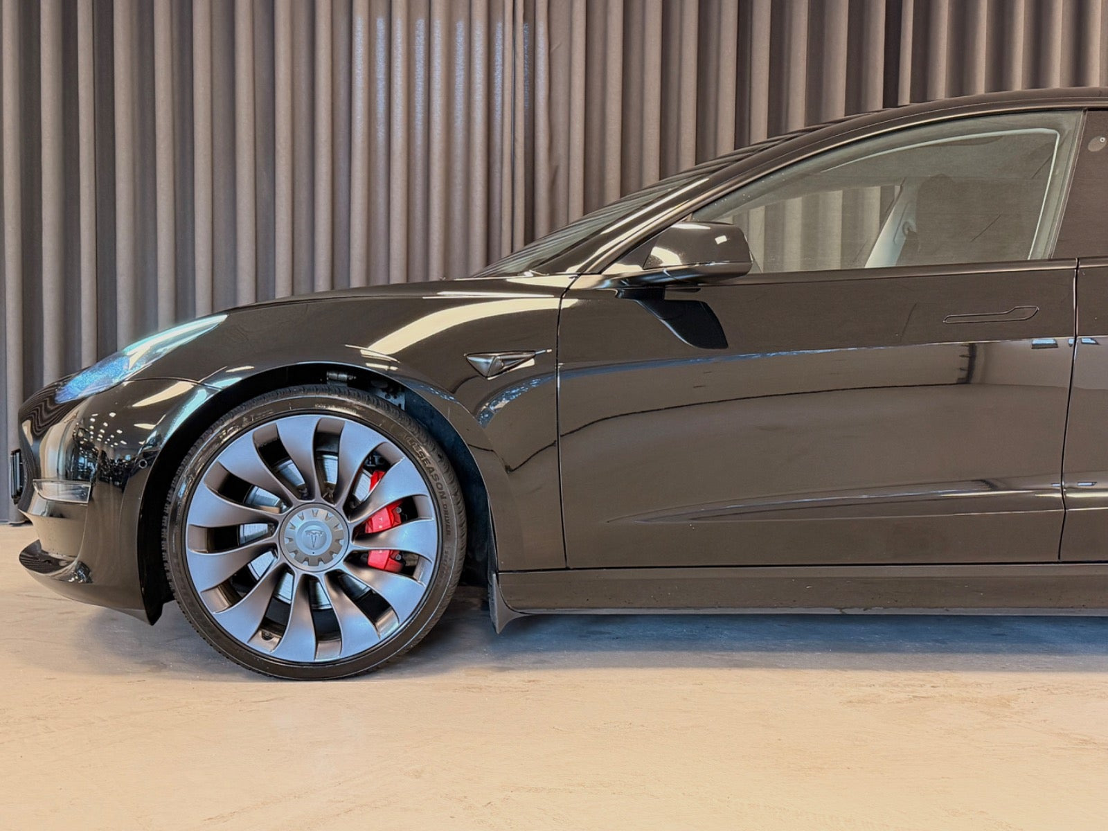 Sort Tesla Model 3 fra 2021
