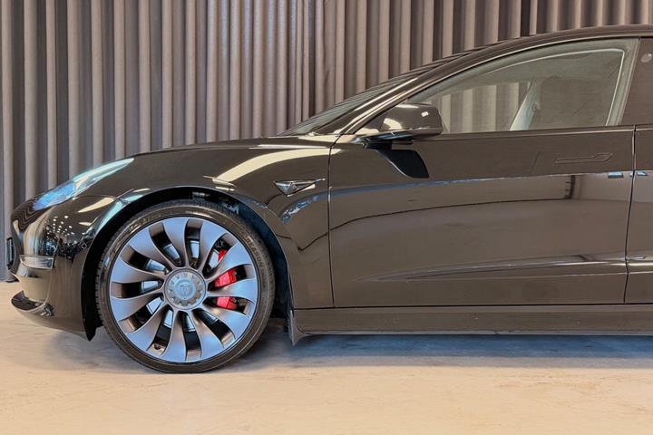 Sort Tesla Model 3 fra 2021