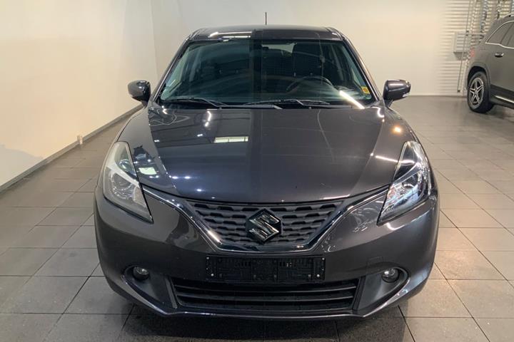 Grå Suzuki Baleno fra 2020