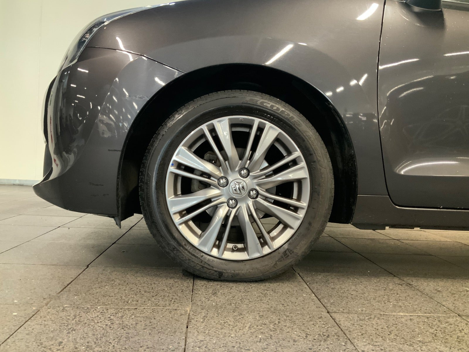 Grå Suzuki Baleno fra 2020