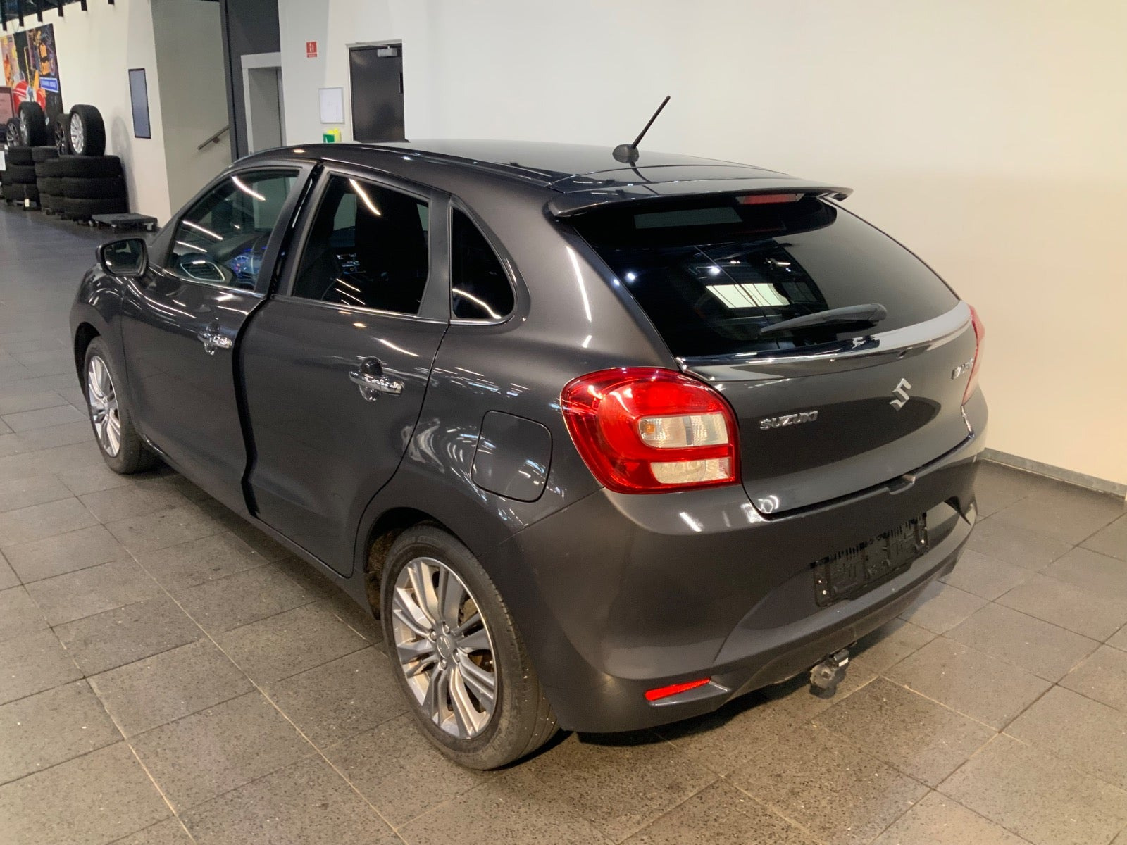 Grå Suzuki Baleno fra 2020
