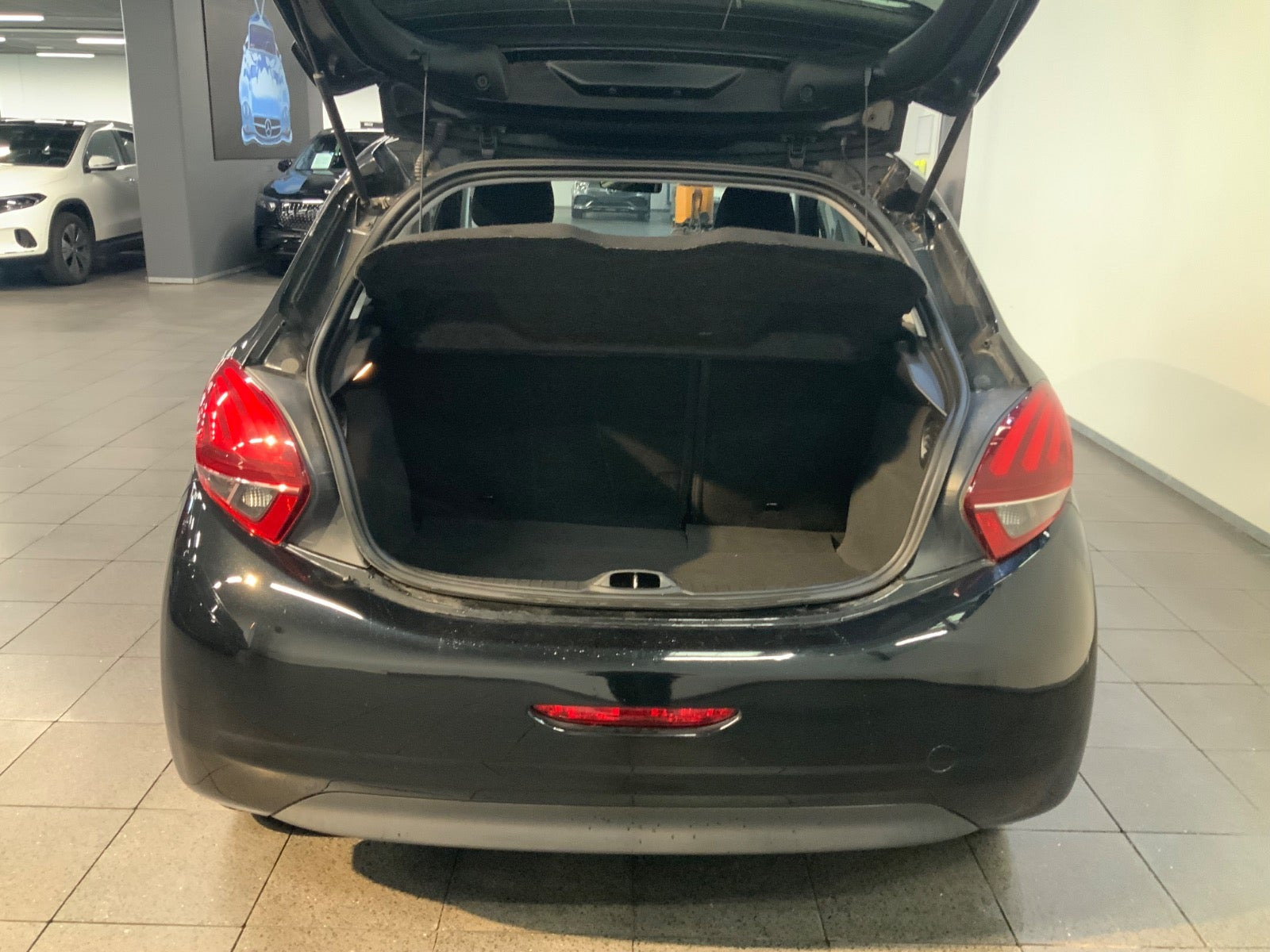 Sort Peugeot 208 fra 2017