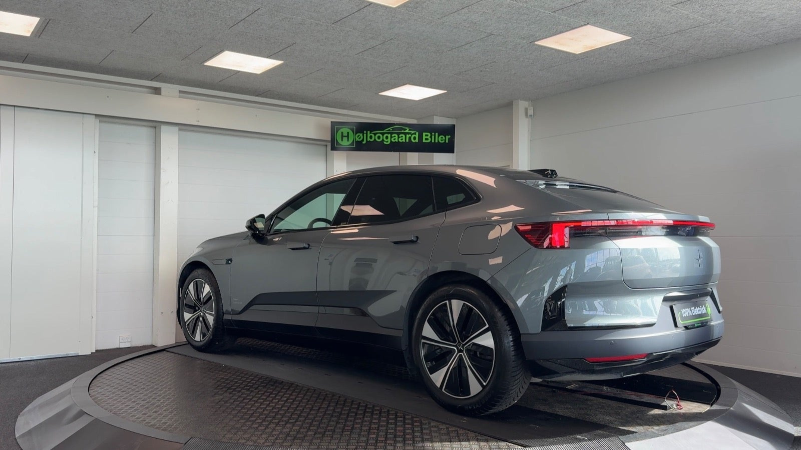 Grå Polestar 4 fra 2026