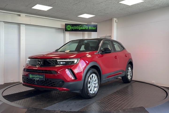 Rød Opel Mokka-e fra 2023 set udefra