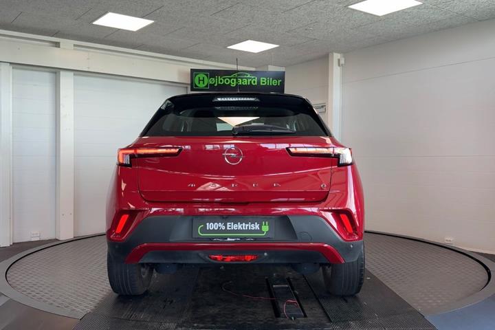Rød Opel Mokka-e fra 2023