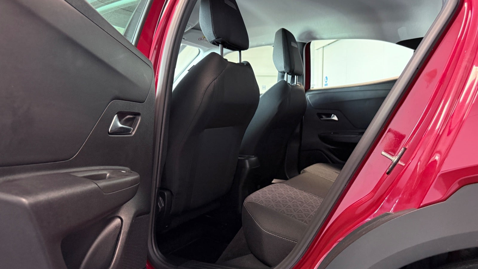 Rød Opel Mokka-e fra 2023