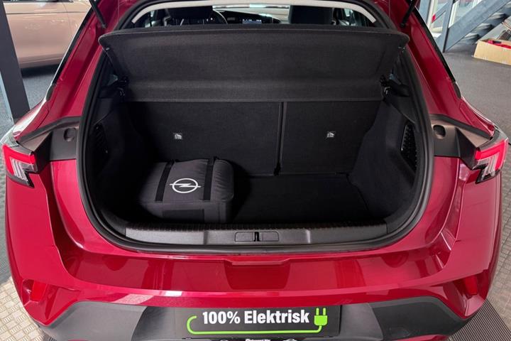 Rød Opel Mokka-e fra 2023