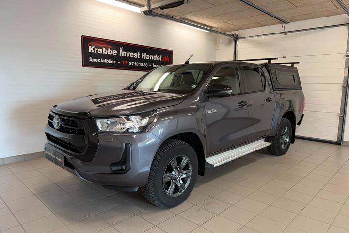 Grå Toyota HiLux fra 2021