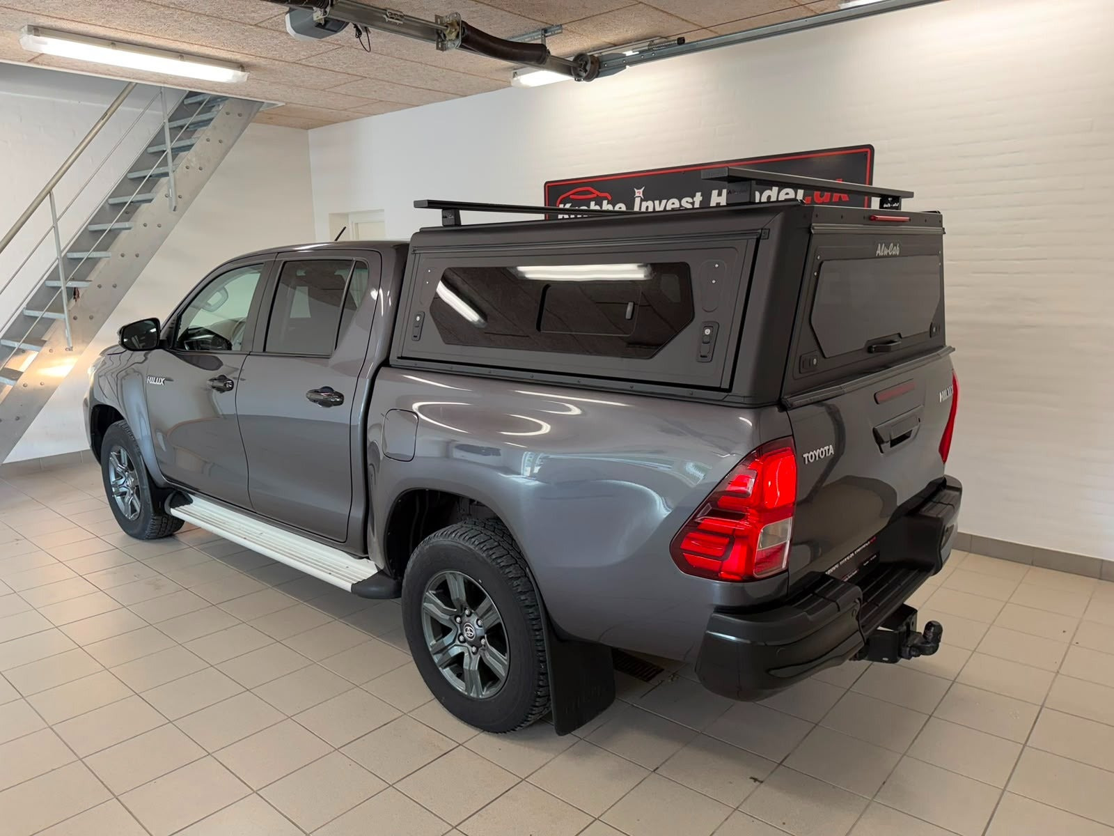 Grå Toyota HiLux fra 2021
