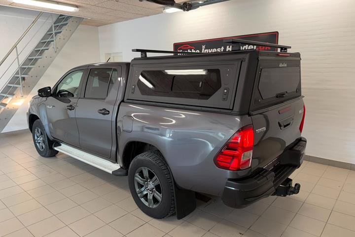 Grå Toyota HiLux fra 2021