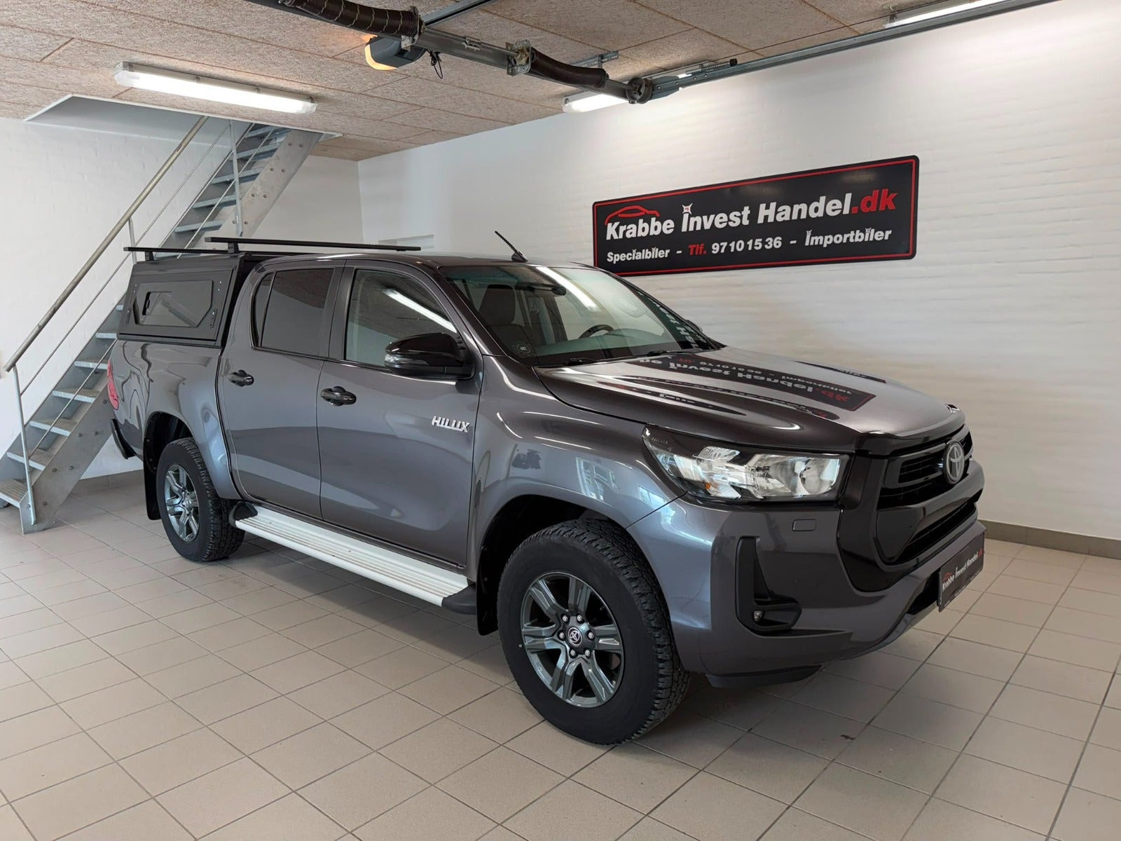 Grå Toyota HiLux fra 2021