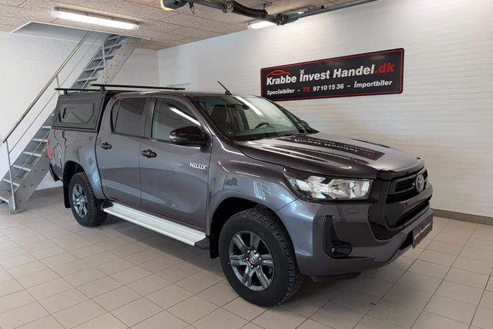 Grå Toyota HiLux fra 2021