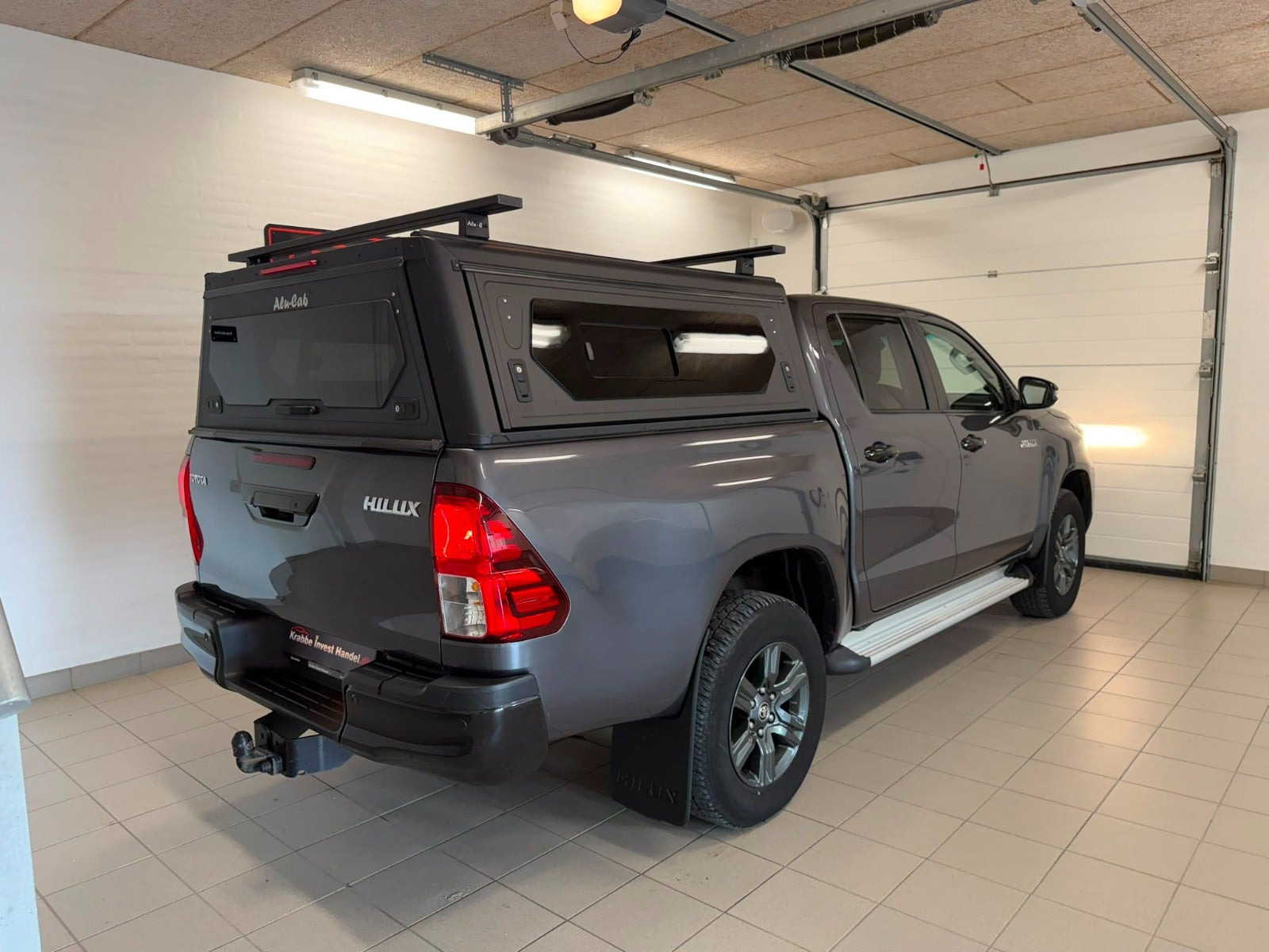 Grå Toyota HiLux fra 2021