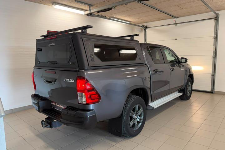 Grå Toyota HiLux fra 2021