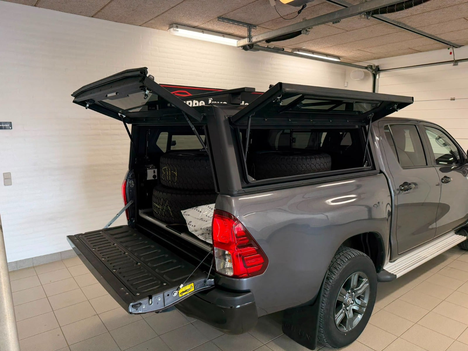 Grå Toyota HiLux fra 2021