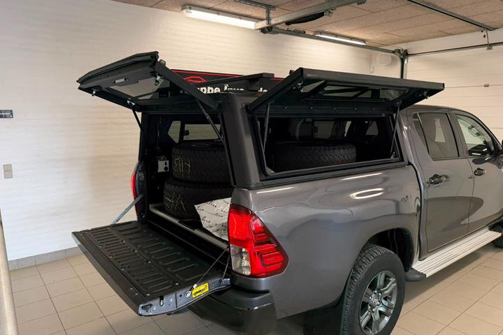 Grå Toyota HiLux fra 2021