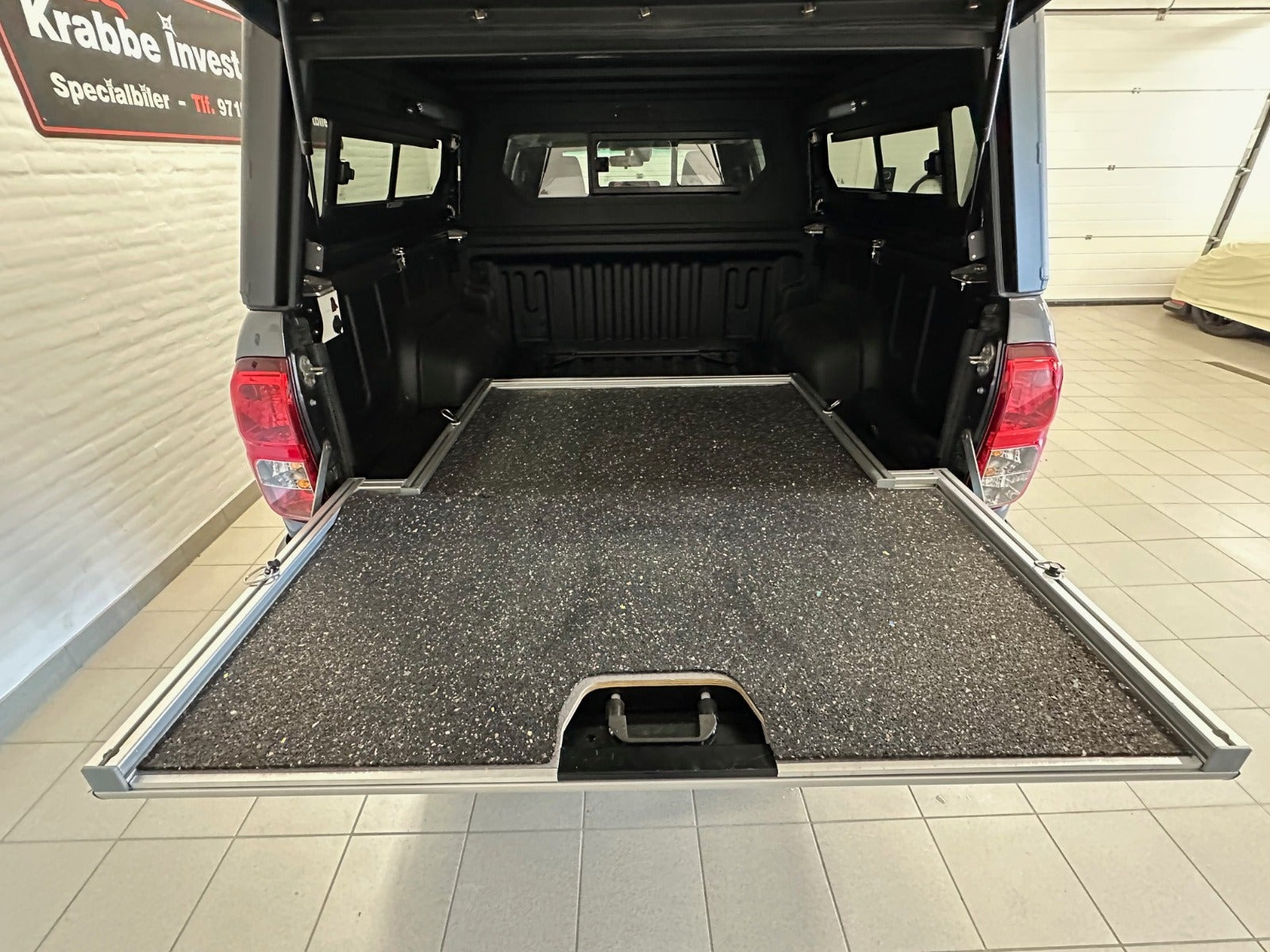 Grå Toyota HiLux fra 2021