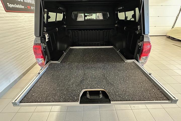 Grå Toyota HiLux fra 2021