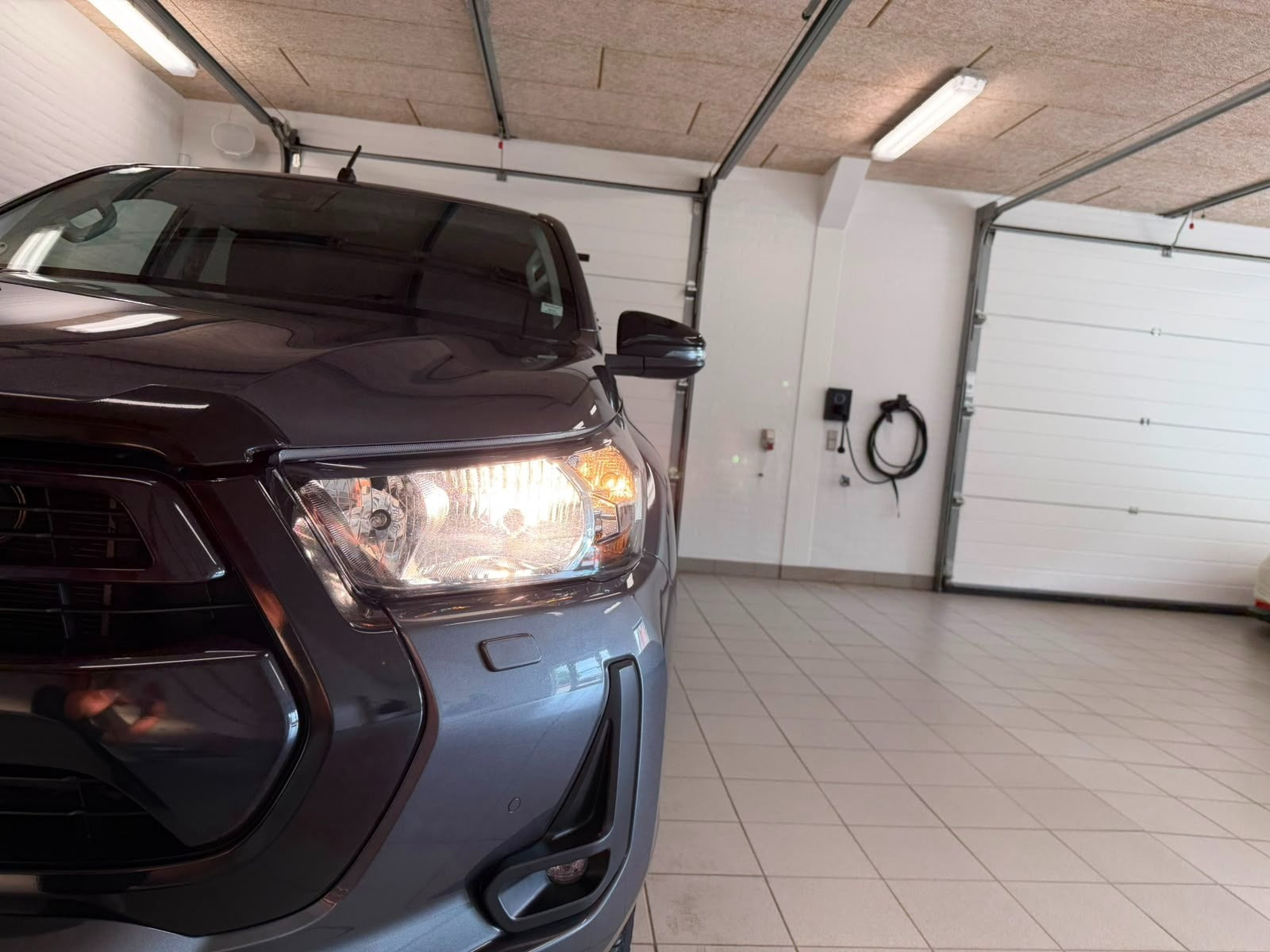 Grå Toyota HiLux fra 2021