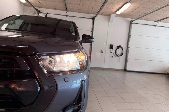 Grå Toyota HiLux fra 2021