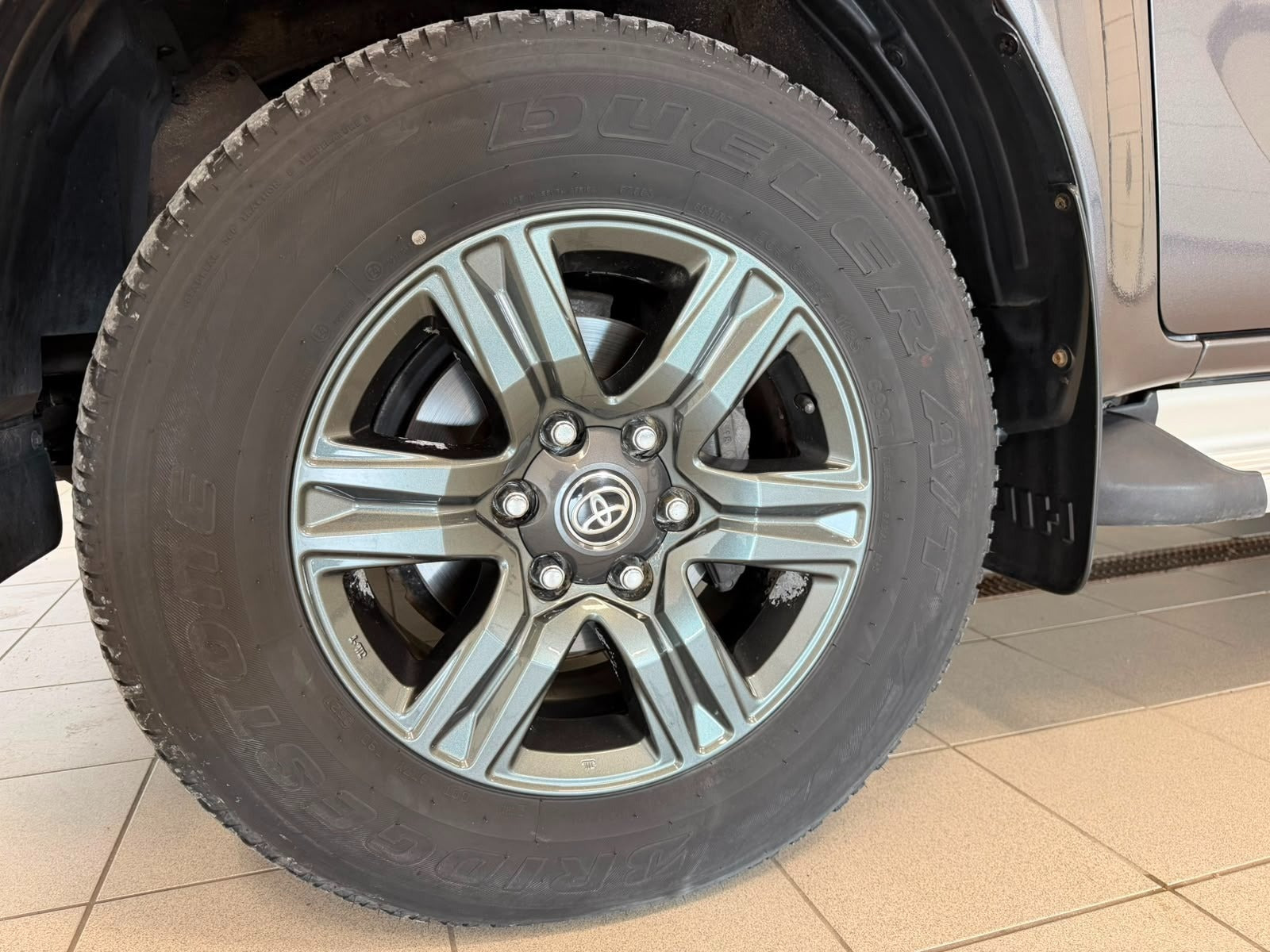 Grå Toyota HiLux fra 2021