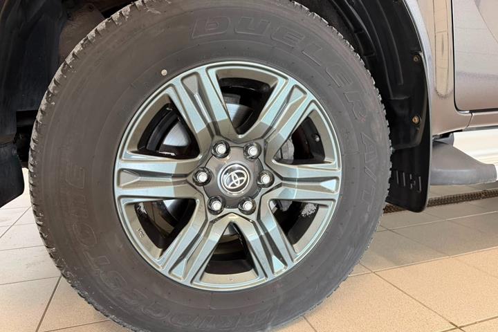 Grå Toyota HiLux fra 2021