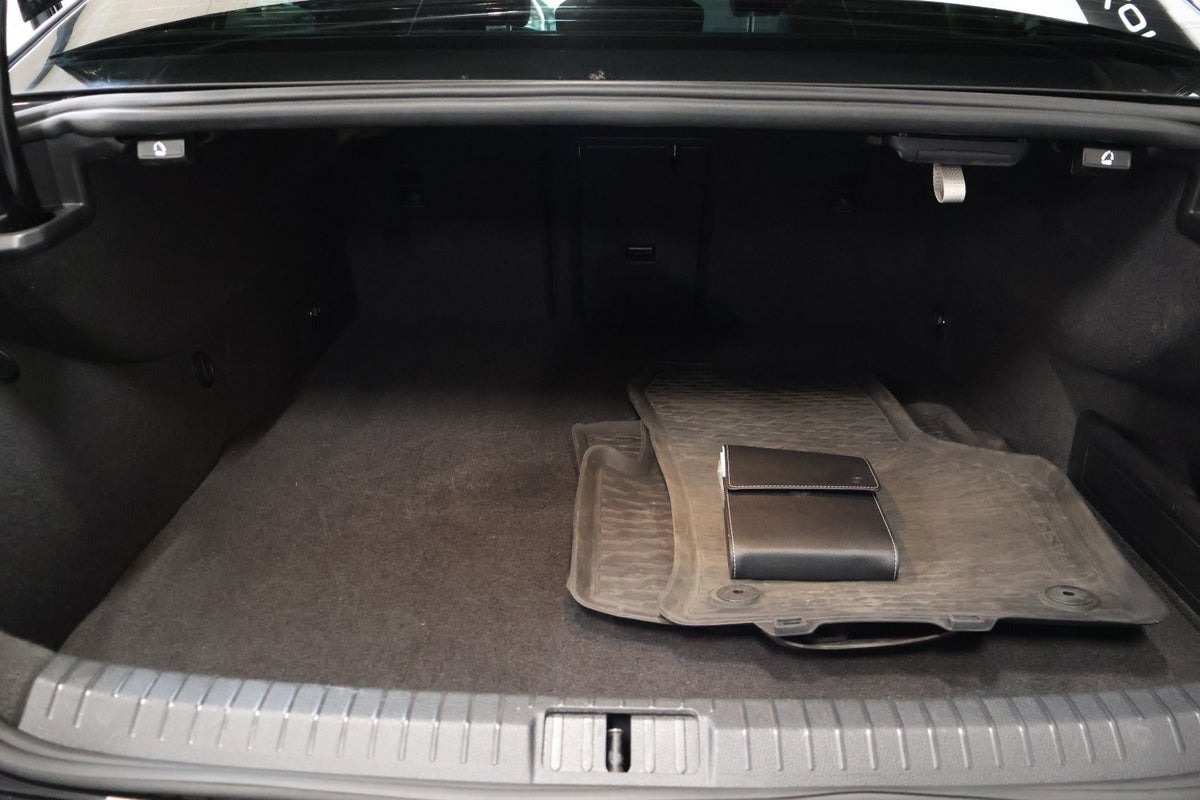 Sort VW Passat fra 2020