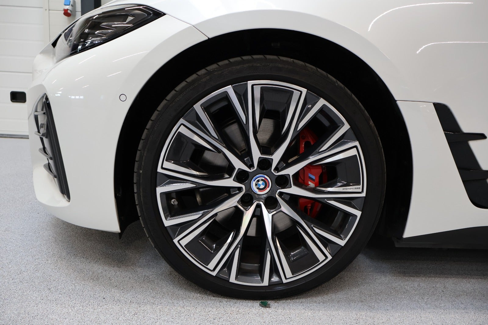 Hvid BMW i4 fra 2023